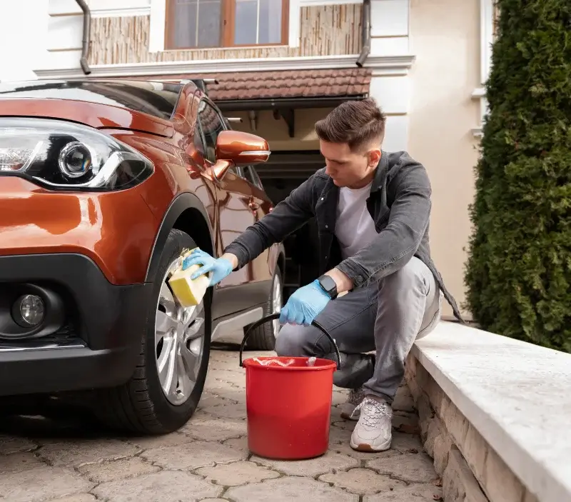 Lavage auto à domicile Logonna-Daoulas : professionnel intervenant sur un véhicule
